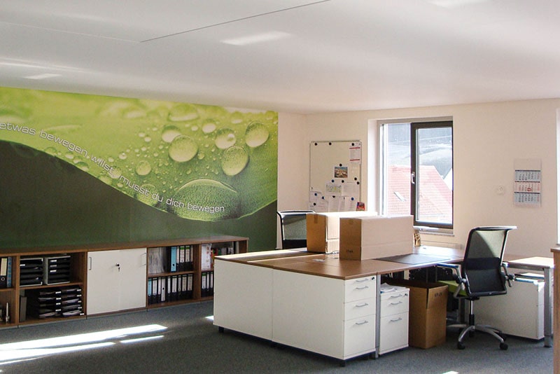 Galerie Akustikspanndecke in Grossraumbüro weiss matt mit Beleuchtung