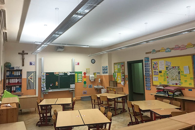 Galerie Akustikspanndecke Schule Klassenzimmer akustisch wirksam mit Beleuchtung