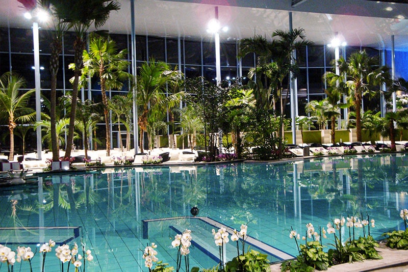 Galerie Akustikspanndecke Schwimmbad Badeparadies akustisch wirksam Feuchtraum