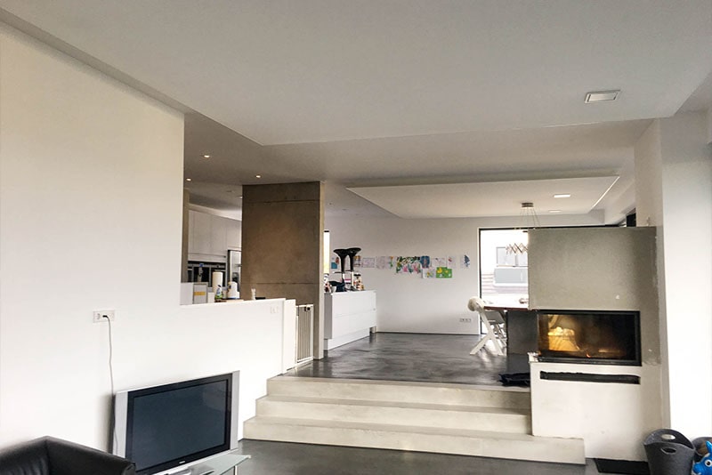 Galerie Akustikspanndecke Wohnzimmer Akustik Deckensegel akustisch wirksam modernes Wohnhaus Sichtbetonwände