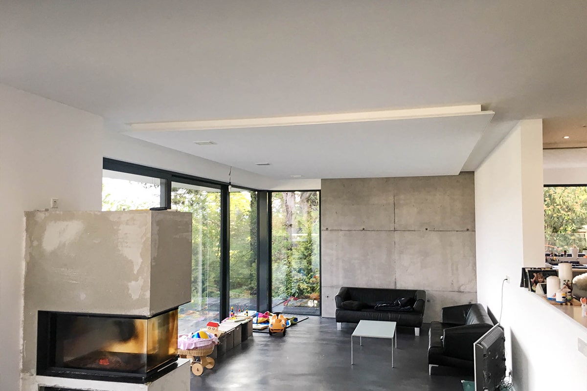 Spanndecke Wohnzimmer abgependelt Akustik Spanndecke Deckensegel Wohnzimmer Betonwände Betondecke