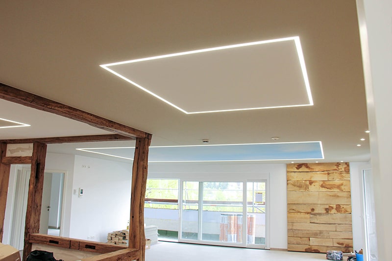Galerie Spanndecke Lichtprofil Trennung weiss beige Beleuchtung bedruckt Printspanndecke