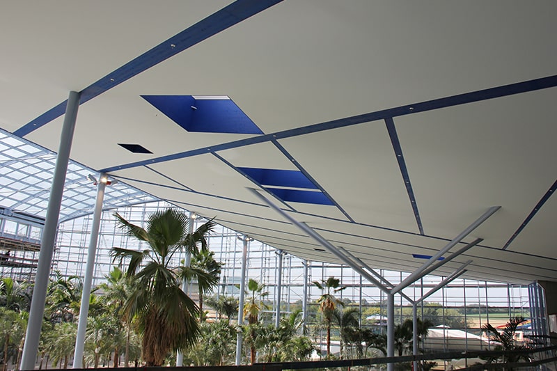 Galerie Gewebespanndecke weiss Schwimmbad blau Oberlichter