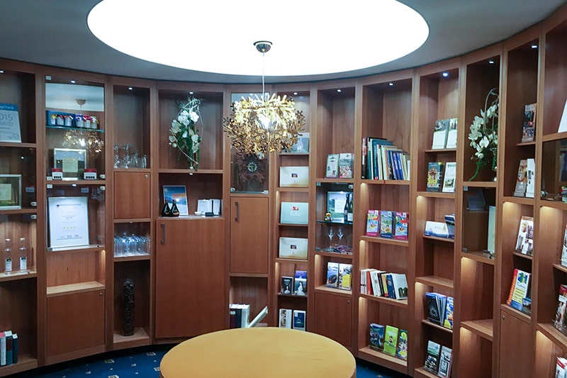 Galerie Lichtdecke Lichtkreis Beleuchtung Arbeitslicht Bibliothek