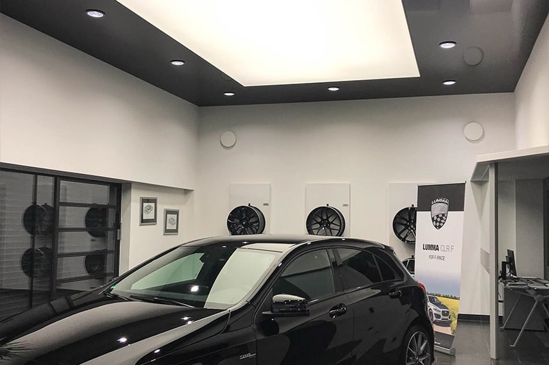 Galerie Lichtdecke Autohaus Spiegelung Autos Beleuchtung
