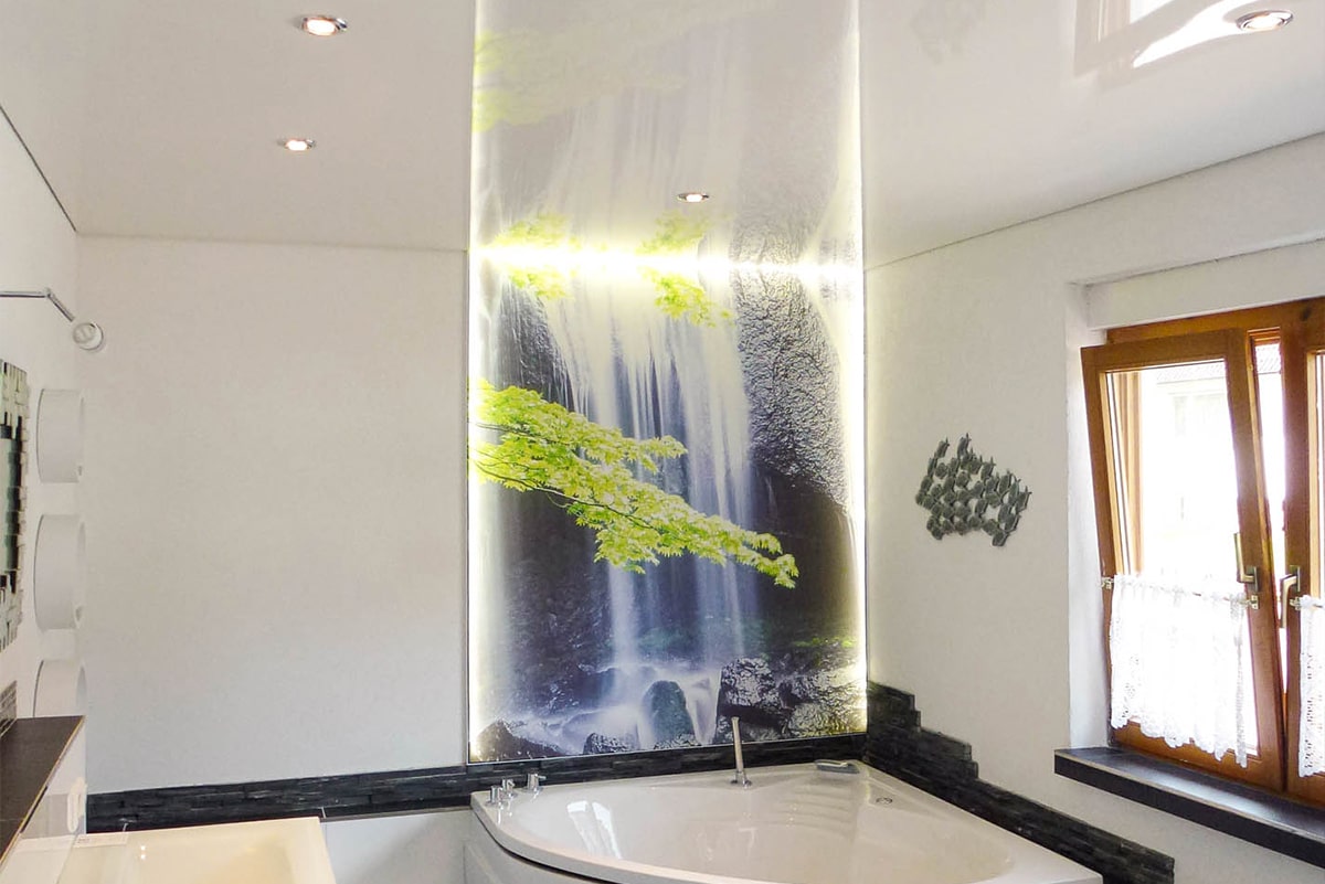 Spanndecke Badezimmer hochglanz weiss Beleuchtung