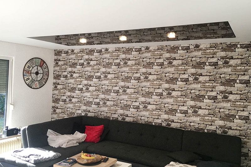 Galerie Spanndecke Wohnzimmer weiss matt Deckenfeld schwarz Beleuchtung