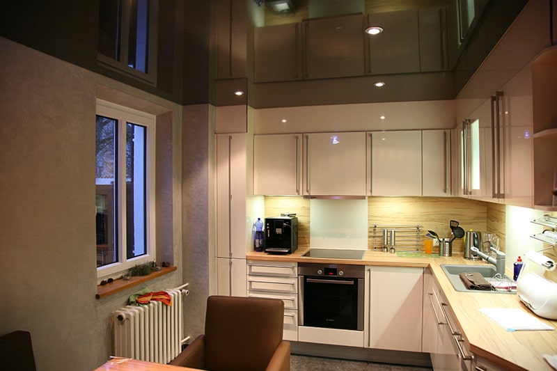 Galerie Spanndecke Küche schwarz hochglanz Beleuchtung Lackspanndecke