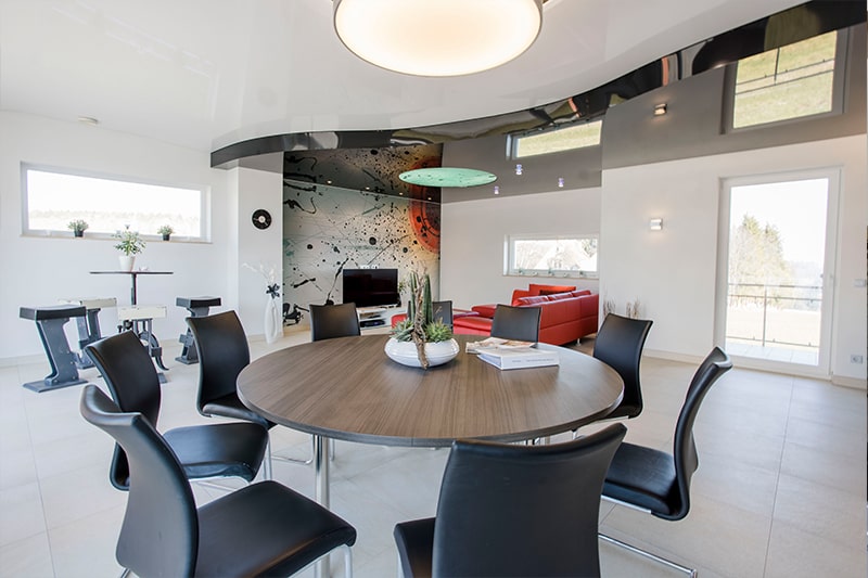 Galerie Spanndecke Esszimmer Folie hochglanz und matt weiss mit abgependeltem Lichtkreis