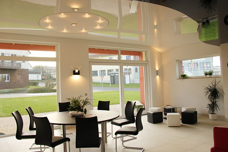 Galerie Spanndecke Esszimmer weiss hochglanz mit Kristall Leuchten über dem Esstisch