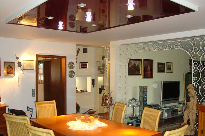 Galerie Spanndecke Esszimmer weiss matt mit Feld in anderer Farbe ober Esstisch und Einbaustrahlern als Beleuchtung