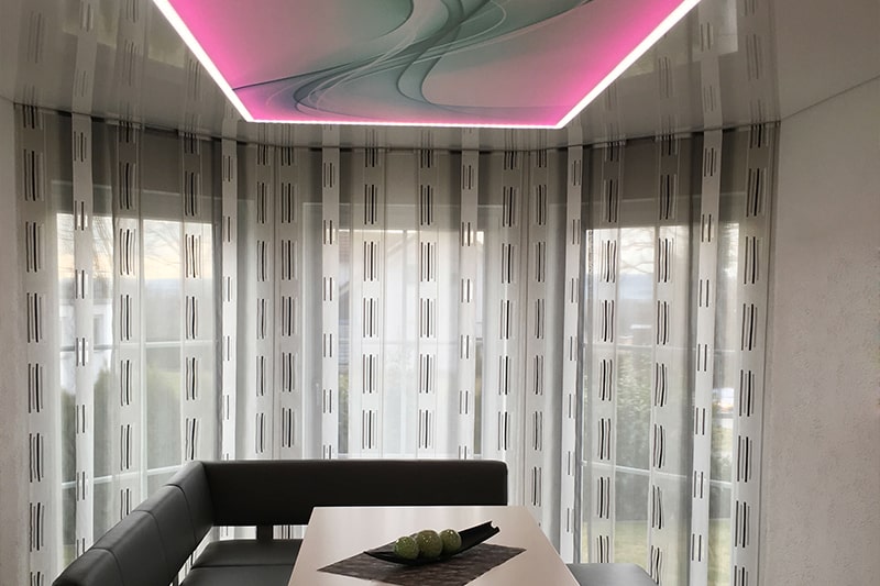 Galerie Spanndecke Esszimmer Lackspanndecke hochglanz weiss mit bedrucktem Lichtdeckenfeld und RGB Beleuchtung
