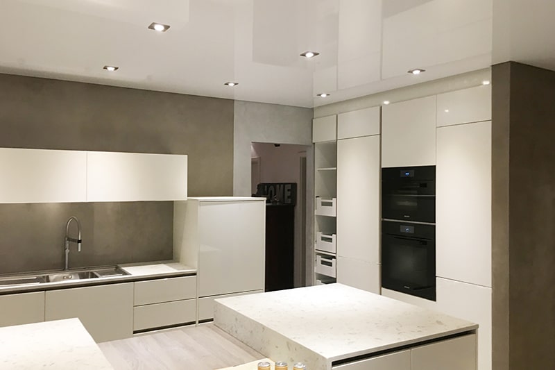 Galerie Spanndecke Küche in weiss hochglanz mit Einbadownlights