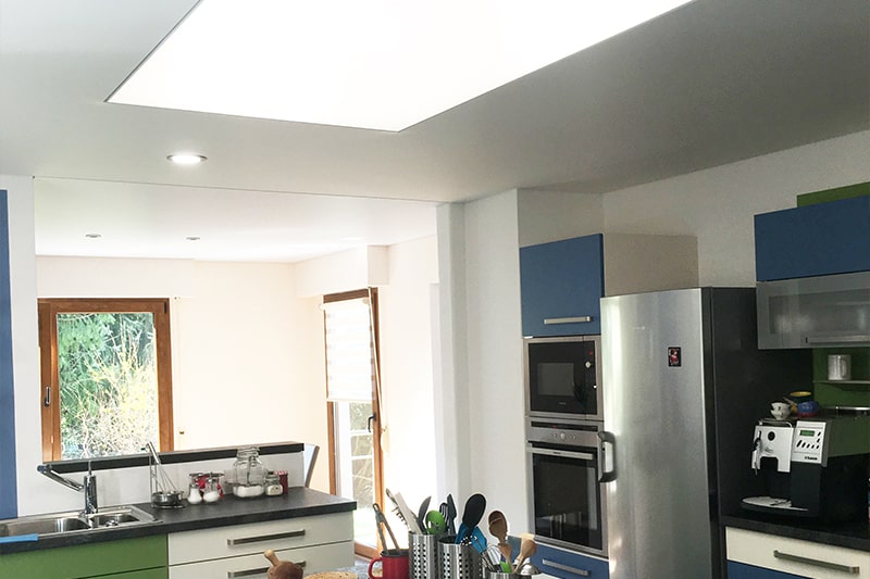 Galerie Spanndecke Küche matt im Außenbereich und mittiges Lichtdeckenfeld als Beleuchtung des Arbeitsplatzes