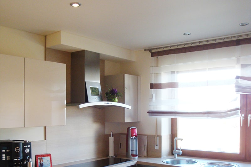 Galerie Spanndecke in der Küche weiss matt schlicht mit Einbaustrahlern