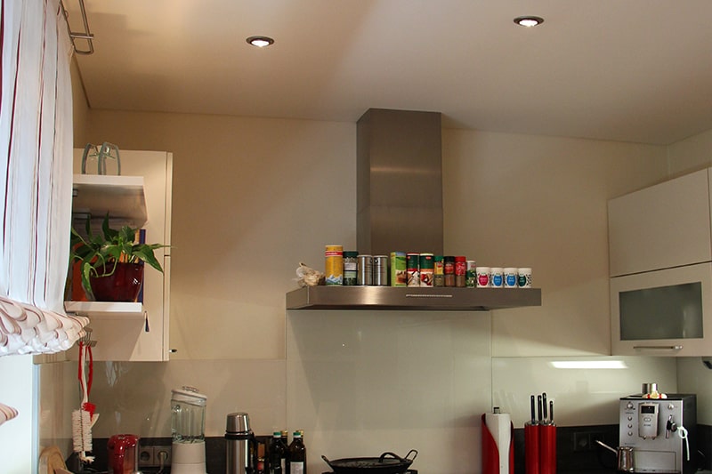 Galerie Spanndecke Küche weiss matt mit Einbaustrahlern