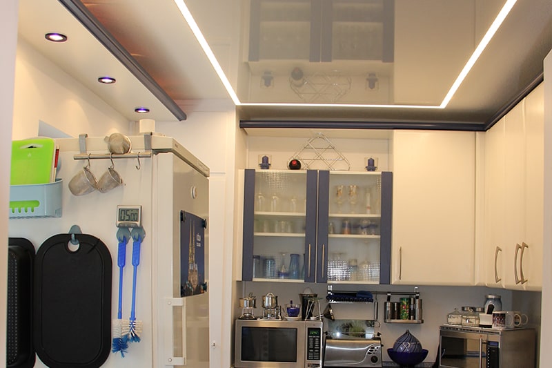Galerie Spanndecke Küche weiss matt und mittiges Glanzfeld mit ringsum Lichtschiene als Trennung und Randfries aus Gipskarton im Randbereich