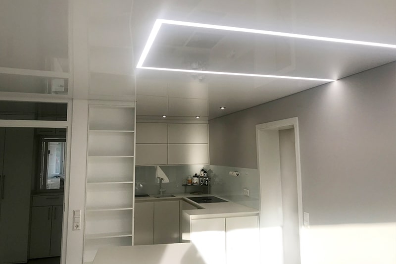 Galerie Spanndecke Küche Lackspanndecke weiss glanz mit Lichtschiene als Beleuchtung
