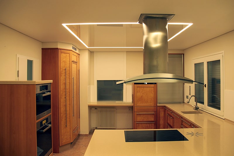 Galerie Spanndecke Küche Lackspanndecke matt und Glanzfeld in der mitte, abgetrennt mit einer Lichtschiene mit LED Technik