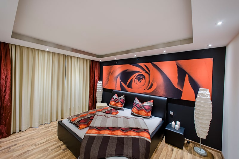 Galerie Spanndecke im Schlafzimmer mit Randfries aus Gipskarton im Randbereich und Sternenhimmel in der mitte mittels Lichtleitfasern