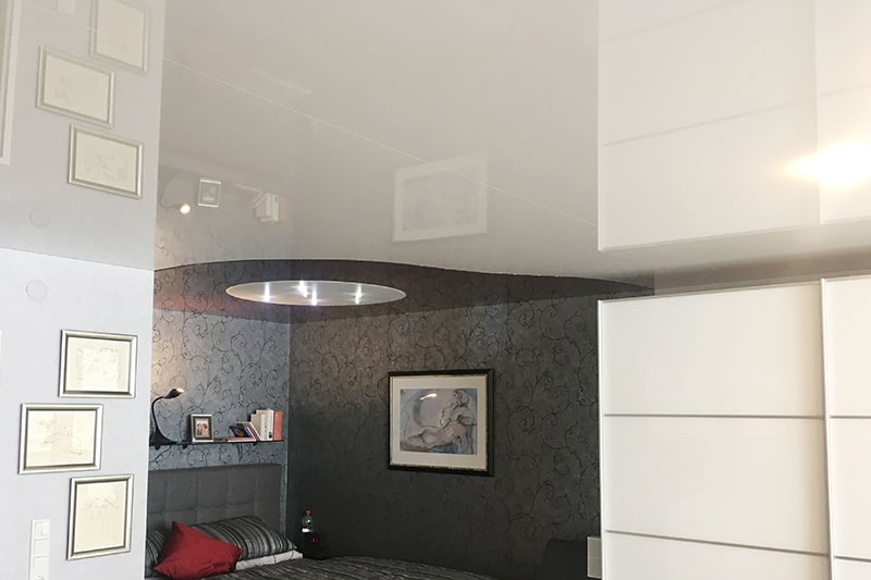 Galerie Spanndecken Schlafzimmer hochglanz weiss und schwarz mit Sternenhimmel über dem Bett