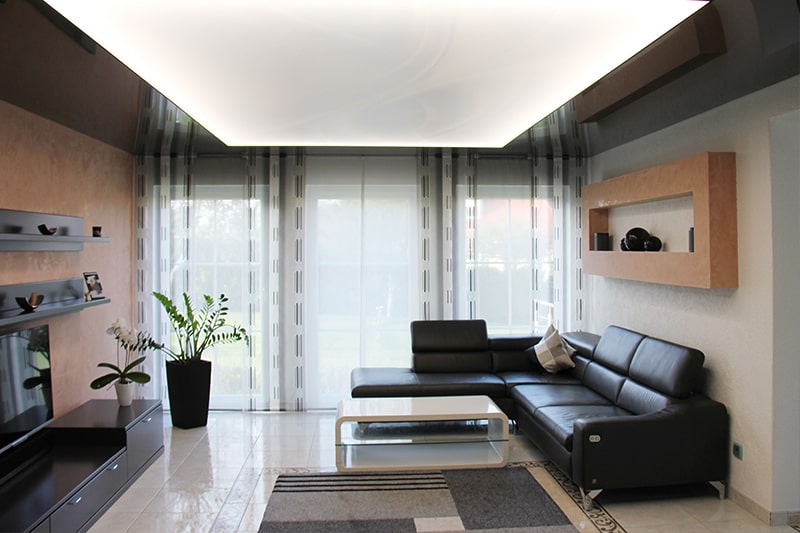 Galerie Spanndecke Wohnzimmer schwarz glanz und Lichtdecke