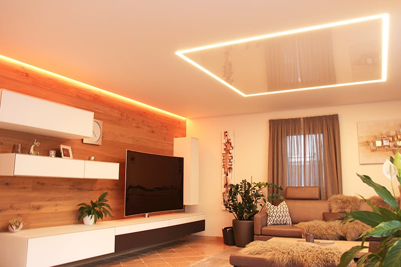 Galerie Spanndecke im Wohnzimmer weiß matt und weiss hochglanz getrennt mit einem Lichtprofil