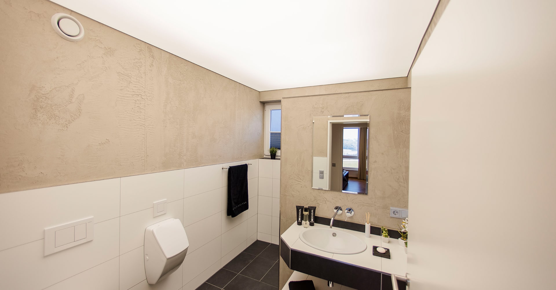 Spanndecke Bad Badezimmer Lichtdecke vollflächig beleuchtet